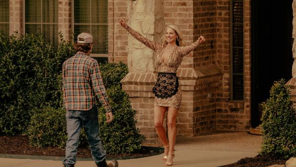 Ali Larter aangevallen door beesten op de set van 'Landman'