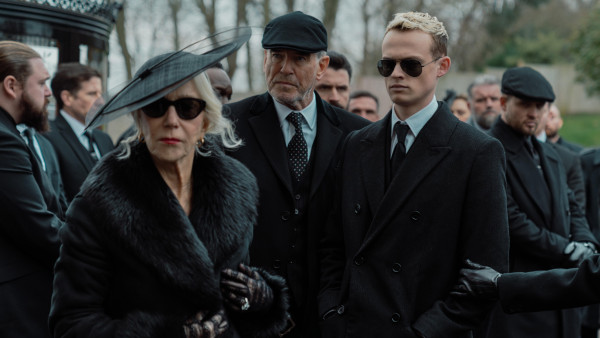'MobLand': Tom Hardy is een dreigende verschijning, Helen Mirren is ronduit angstaanjagend