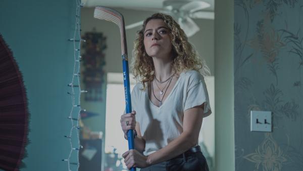 Tatiana Maslany's personage ontspoort volledig in eerste teaser van nieuwe zwartkomische Apple TV-serie